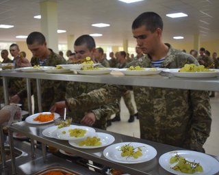 Осетрина, крупа саго і 50 кг базиліка: ЗМІ пишуть про нові порушення із закупівлями продуктів для ЗСУ