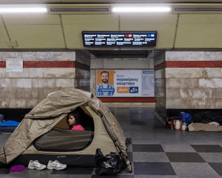 Киевляне "столбили" места в метро палатками: урбанист назвал главную проблему подземки как укрытия