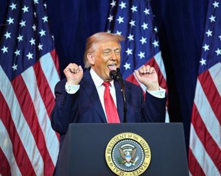 Це точно не ШІ: Трамп під час пресконференції здивував своєю поведінкою (відео)
