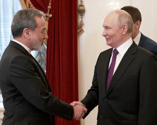 "Народ мужественно борется за независимость": о чем Путин говорил с иранским министром в Петербурге