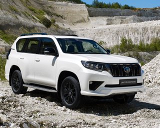 Российские военные угоняют машины из автосалонов, чтобы проникнуть в Киев и Одессу