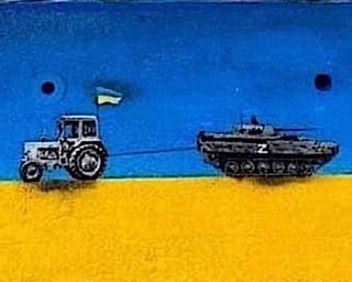 Украинский трактор с танком на буксире прославился на весь мир и стал мемом в интернете (фото, видео)