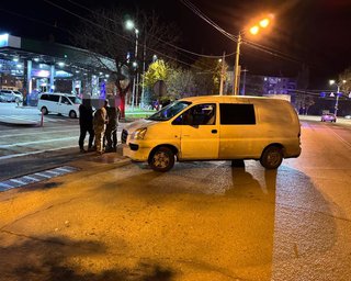 Угрожал оружием и разбил стекло: в Одессе полицейский напал на авто ТЦК, — ГБР (фото)