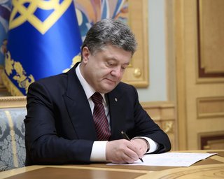 Порошенко подписал закон о переименовании УПЦ МП