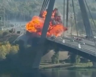 ВС РФ ударили по Северному мосту в Киеве: первые подробности (видео)