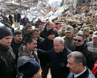 Под ногами главы Минздрава Турции прогремел взрыв: чиновник был в зоне землетрясения (видео)