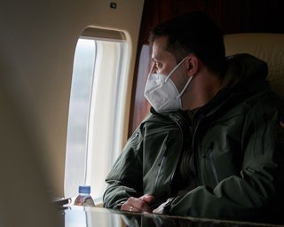 Зеленский из-за убийства медика боевиками отправил на Донбасс главнокомандующего ВСУ и замглавы ОП