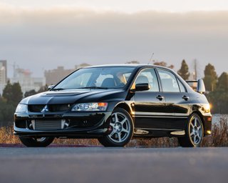 Звезда 2000-х: на аукцион выставлен культовый Mitsubishi Lancer Evo с пробегом 1500 км (видео)