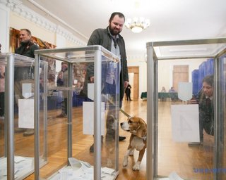Не я бью — бюллетень бьет. Как голосовали кандидаты в президенты и простые украинцы