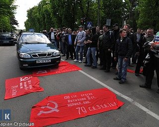 Двух свободовцев приговорили к аресту за День Победы