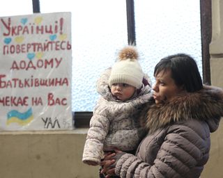 "На выход". О чем говорят мариупольцы в очереди к поезду в Польшу