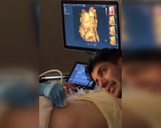 Малышка в животике услышала голос папы: ее реакция на УЗИ заставила маму расплакаться