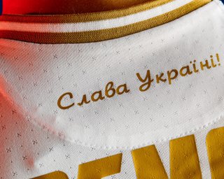 У Зеленского отреагировали на скандальное решение УЕФА по новой форме сборной Украины (видео)