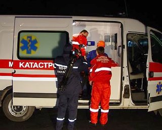 Врачи вывозят из Рады травмированных депутатов 