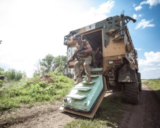 Бійці ЗСУ відкинули окупантів на лівобережжі Дніпра на 2-8 км, – CNN (відео)
