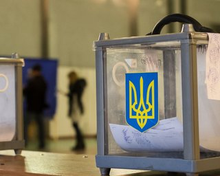 Понад 60% українців вважають, що ті, хто незаконно виїхав, не мають права голосувати: деталі