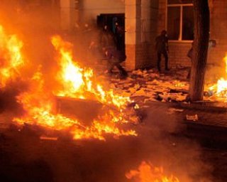 В Полтаве громят офис Партии регионов и штурмуют ОГА