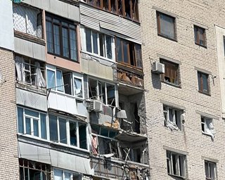 Росіяни завдали удару по багатоповерхівці в Херсоні: що відомо