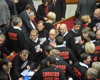 Оппозиция силой пыталась прорваться на трибуну Рады