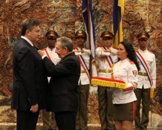 На Кубе Януковича наградили орденом Хосе Марти