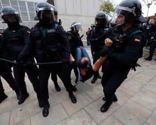 Референдум в Каталонии: полиция изымает урны и бюллетени