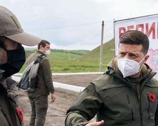 Зеленский считает, что жители ОРДЛО и Крыма могут получать паспорта РФ и голосовать на "выборах"