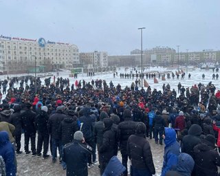В Казахстане протестующие против цен на газ требуют отставки президента и правительства (видео)
