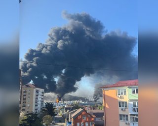 Атаку було видно з космосу: у російському Туапсе продовжує палати порт та НПЗ (відео)
