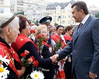 В Киеве ветеранам выдали по бутылке водки и коробке конфет