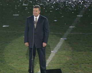 Янукович назвал положительное решение УЕФА авансом для Украины