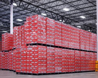 Budweiser показал гору пива, которую пришлось изъять из-за запрета в Катаре