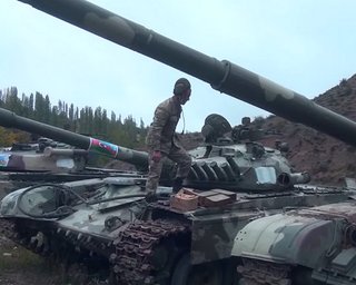 Азербайджан опубликовал видео армянской бронетехники, захваченной после "тактического отступления"