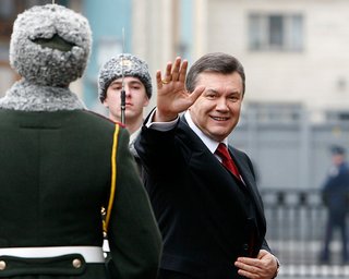 СМИ: На открытии недостроенного стадиона во Львове Януковича не будет
