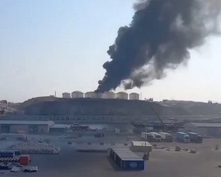 Черный дым над Оманом: Иран атаковал нефтяные резервуары в порту (видео)