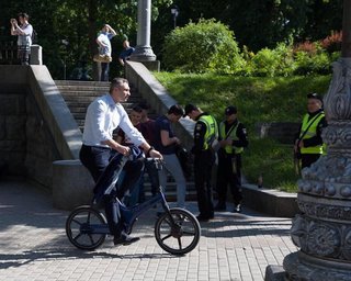 Кличко приехал на инаугурацию на велосипеде