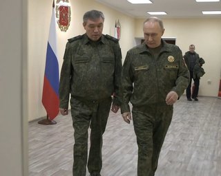 Боится собственной тени: Путин не выходит из Кремля без вертолета и запаса продуктов, — СМИ