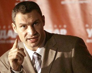 Милиция проводит обыск в избирательном штабе партии "УДАР" в Луганске