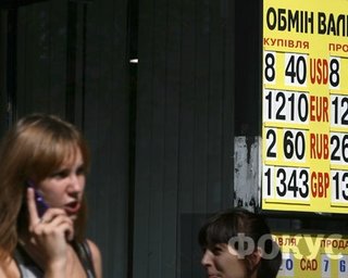 В Администрации Президента не советуют избавляться от долларов и евро
