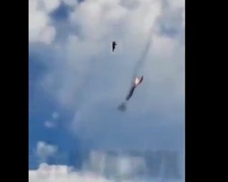 Видео, в котором украинский самолет сбивает российский Су-35 , фейк —  Reuters