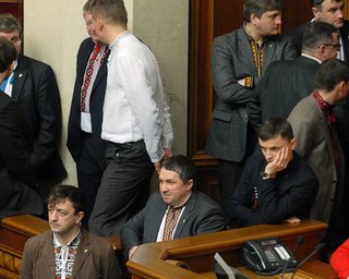 Оппозиция продолжает блокировать трибуну и президиум Рады