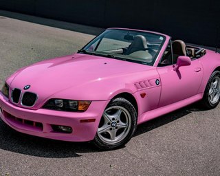 Розовый спорткар BMW от Сидни Свини ушел с молотка за смешную цену (фото)