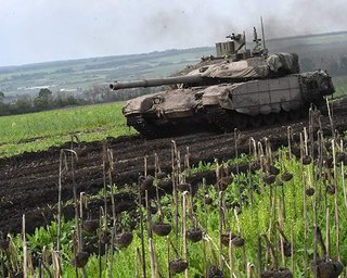 "Не дочекався порятунку": FPV-дрони завадили окупантам евакуювати танк із поля бою (відео)
