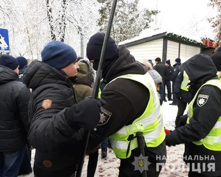 На Софийской площади задержали двух мужчин с большим ножом и нунчаками