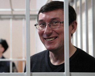 Реакция соцсетей на помилование Луценко