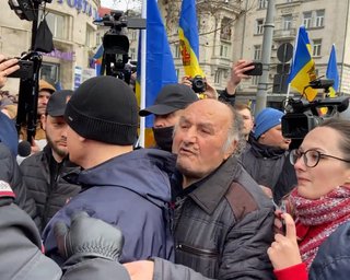 В Молдове сторонники пророссийских партий на протесте разорвали изображение Санду (видео)