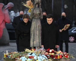 "Никогда не забудем". Чета Зеленских почтила память жертв голодоморов в Украине (видео)