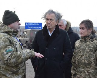 Известный французский писатель Бернар-Анри Леви приехал в зону ООС