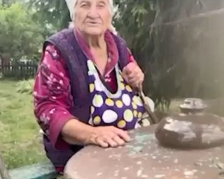 "Які ж ви гарні, хлопці": бабушка с Курщины обругала Путина и поблагодарила ВСУ за еду (видео)
