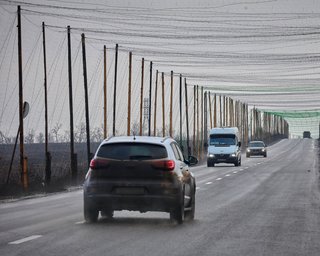 На Днепропетровщине 42 км дороги закрыли антидроновими сетками: детали (видео)