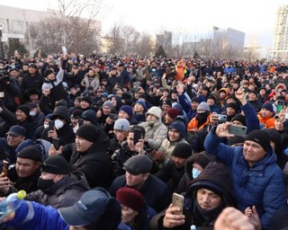 Протесты в Казахстане: президент распустил правительство и ввел контроль цен на топливо